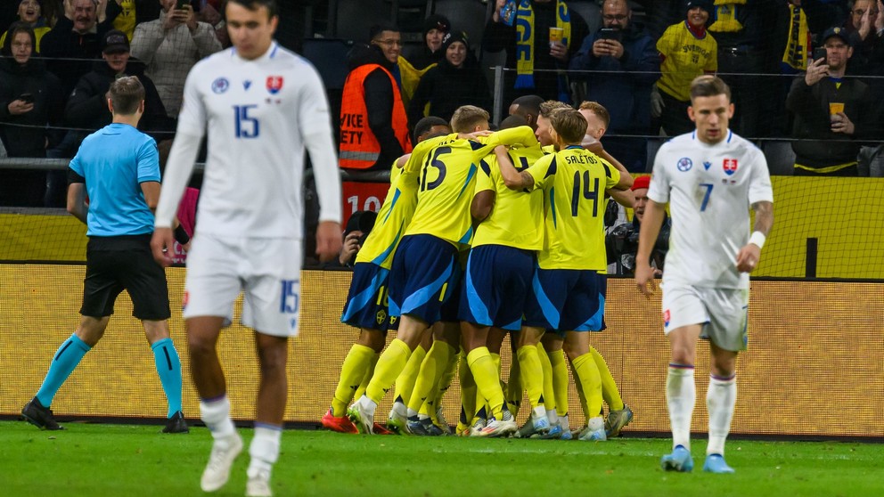 Na snímke vľavo David Strelec (Slovensko), uprostred hráči Švédska sa tešia z gólu na 2:1 a vpravo Tomáš Suslov (Slovensko) počas zápasu 5. kola C-divízie Ligy národov Švédsko - Slovensko v sobotu 16. novembra 2024 v Štokholme.