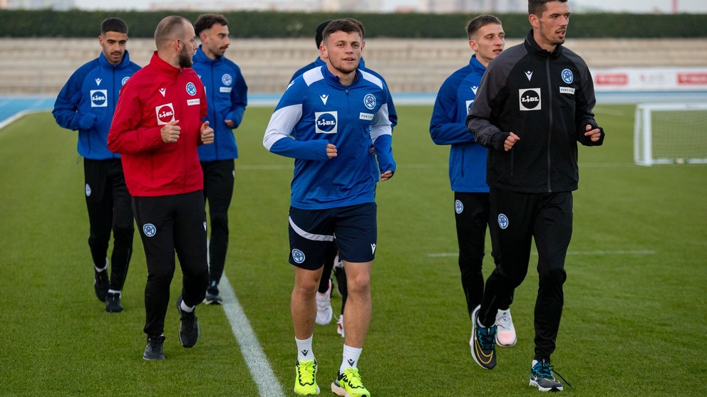 Samuel Kopásek (vľavo) a Ľubomír Belko (v čiernom) na tréningu reprezentácie do 21 rokov v Šamoríne pred dvojzápasom s Holandskom a Portugalskom (10.11.2024)