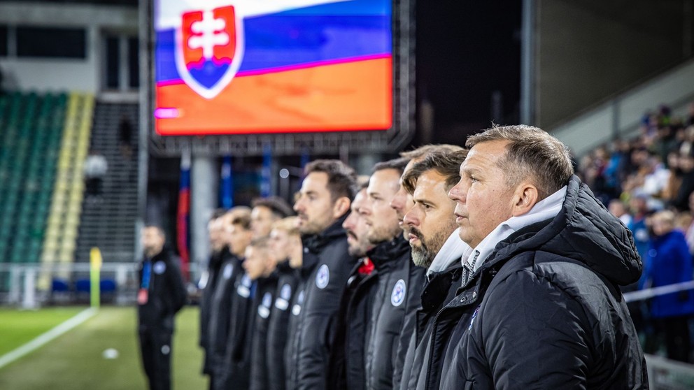 Tréner Jaroslav Kentoš a jeho realizačný tím pred prípravným zápasom Slovensko 21 - Holandsko 21 na štadióne v Žiline (14.11.2024).