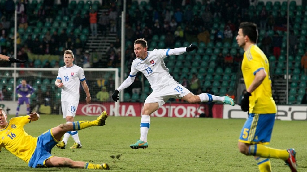 Strelecký pokus Filipa Hološka v prípravnom zápase Slovensko - Švédsko 0:0. Žilina, 26. marca 2013.