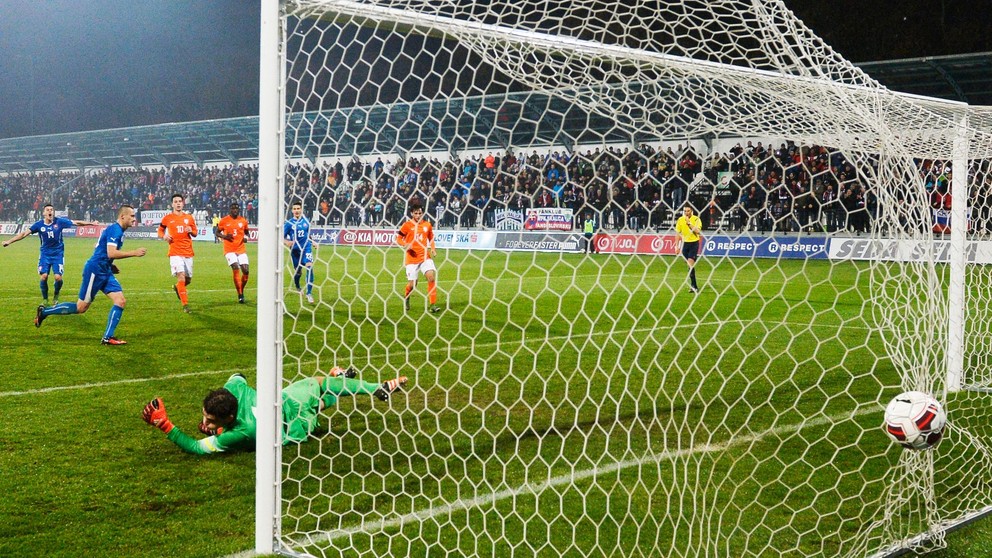 Jeden z najpamätenších zápasov slovenskej 21-ky a slávne víťazstvo nad Holandskom v Myjave 17. novembra 2015. Na snímke Slovák Adam Zreľák premieňa pokutový kop a zvyšuje na konečných 4:2.