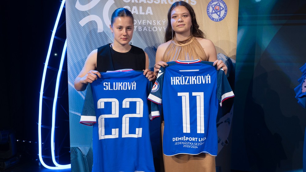 Matilda Sluková, Futbalistka roka 2024 v kategórii WU17 (vľavo) a Darina Hrúziková, Futbalistka roka 2024 v kategórii WU19.