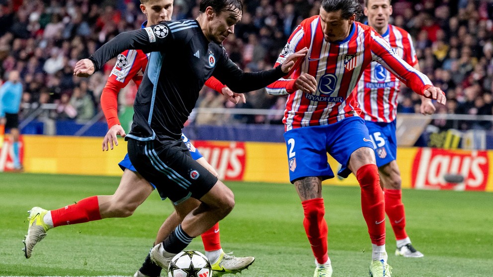 Na snímke vľavo Dávid Strelec (Slovan) a vpravo José Giménez (Atletico) počas futbalového zápasu 6. kola ligovej fázy Ligy majstrov Atletico Madrid - ŠK Slovan Bratislava 11. decembra 2024 v Madride. 