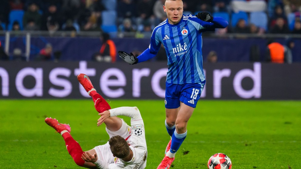 Na snímke zľava Maximilian Mittelstädt (Stuttgart) a Nino Marcelli (Slovan) v zápase 7. kola ligovej fázy Ligy majstrov vo futbale ŠK Slovan Bratislava - VfB Stuttgart v utorok 21. januára 2025 v Bratislave. 