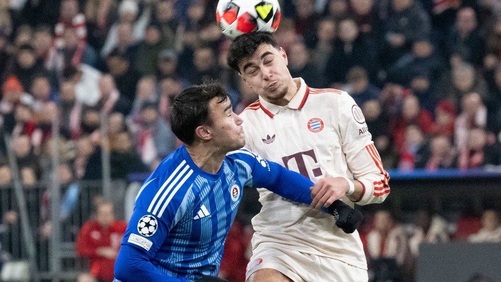 Na snímke sprava Aleksandar Pavlovič (Bayern) a David Strelec (Slovan) bojujú o loptu počas zápasu záverečného 8. kola ligovej fázy Ligy majstrov vo futbale Bayern Mníchov - Slovan Bratislava v Mníchove v stredu 29. januára 2025. 