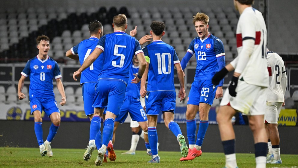 Radosť slovenských futbalových reprezentantov do 21 rokov (ilustračná fotografia zo zápasu proti Portugalsku U21 v Trenčíne, 18.11.2024)