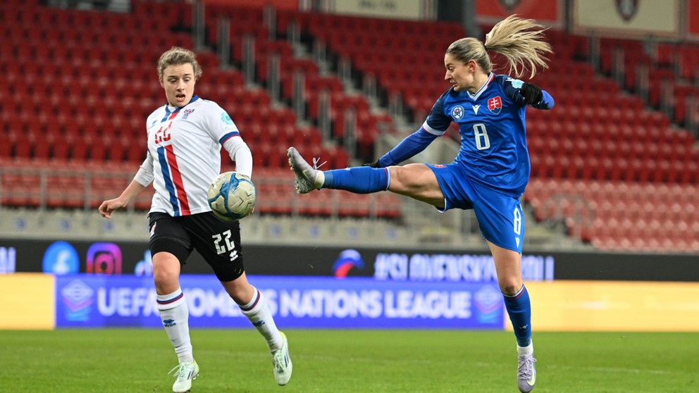 Na snímke vpravo hráčka Slovenska Klaudia Fabová a hráčka Faerských ostrovov Durita Hummeland počas zápasu Ligy národov skupiny C medzi Slovenskom a Faerskými ostrovmi v Trnave v piatok 21. februára 2025. 