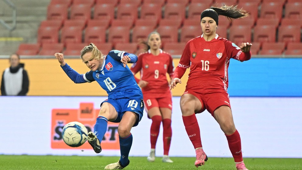 Na snímke vľavo hráčka Slovenska Dominika Škorvánková strieľa gól na 1:0, vpravo sa prizerá  hráčka Moldavska Madalina Badiceanuová počas zápasu 2. kola 1. skupiny C-divízie Ligy národov Slovensko - Moldavsko v Trnave v utorok 25. februára 2025. 