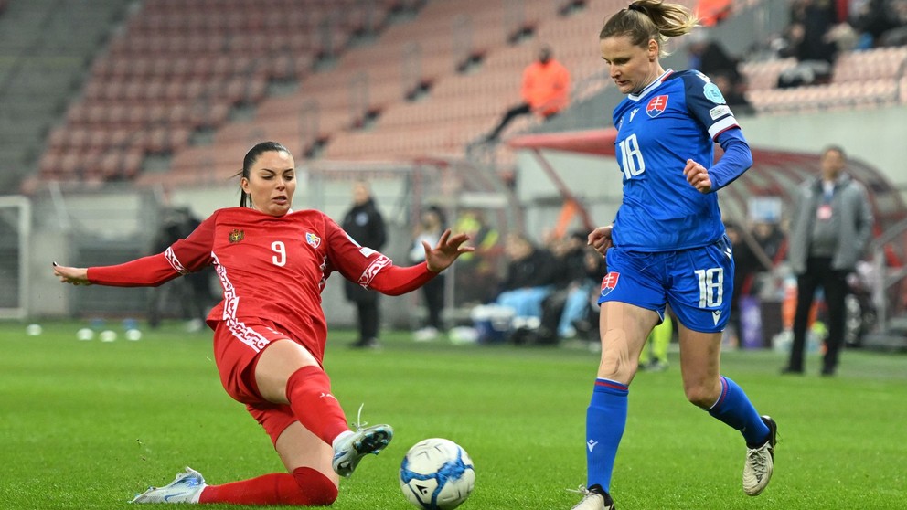 Na snímke vpravo hráčka Slovenska Dominika Škorvánková a hráčka Moldavska Daniela Mardariová počas zápasu 2. kola 1. skupiny C-divízie Ligy národov Slovensko - Moldavsko v Trnave v utorok 25. februára 2025. 