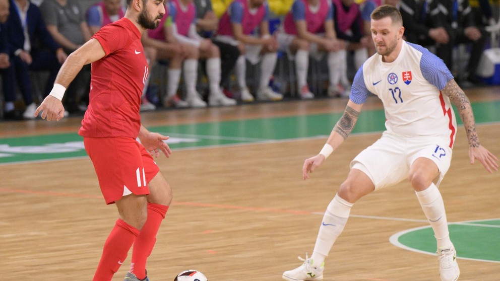 Na snímke zľava Burak Ugurlu (Turecko) a Patrik Zaťovič (Slovensko) v zápase 3. skupiny hlavného kola kvalifikácie ME 2026 vo futsale medzi Slovenskom a Tureckom 7. marca 2025 v Leviciach. 