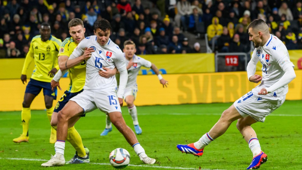 Na snímke sprava Matúš Bero (Slovensko), David Strelec (Slovensko) a Gabriel Gudmundsson (Švédsko) počas zápasu 5. kola C-divízie Ligy národov Švédsko - Slovensko v sobotu 16. novembra 2024 v Štokholme. 