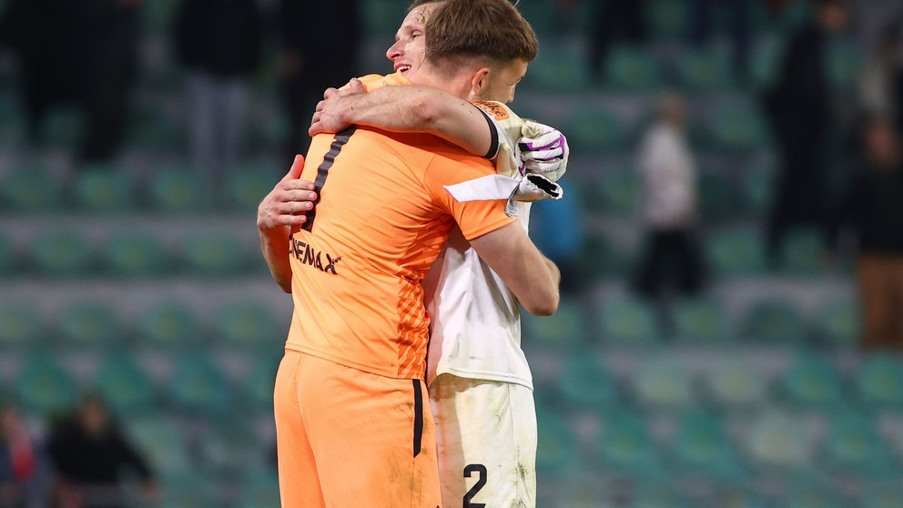 Na snímke zľava sa radujú z víťazstva brankár Trnavy Žiga Frelih a Lukáš Štetina po zápase štvrťfinále Slovnaft Cupu medzi MŠK Žilina - FC Spartak Trnava v utorok 11. marca 2025 v Žiline.  