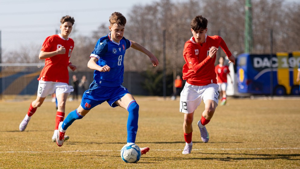 Patrik Sopko (8), Ali Karadas (12) v prípravnom zápase Slovensko U15 – Rakúsko U15 v Dunajskej Strede (6.3.2025)