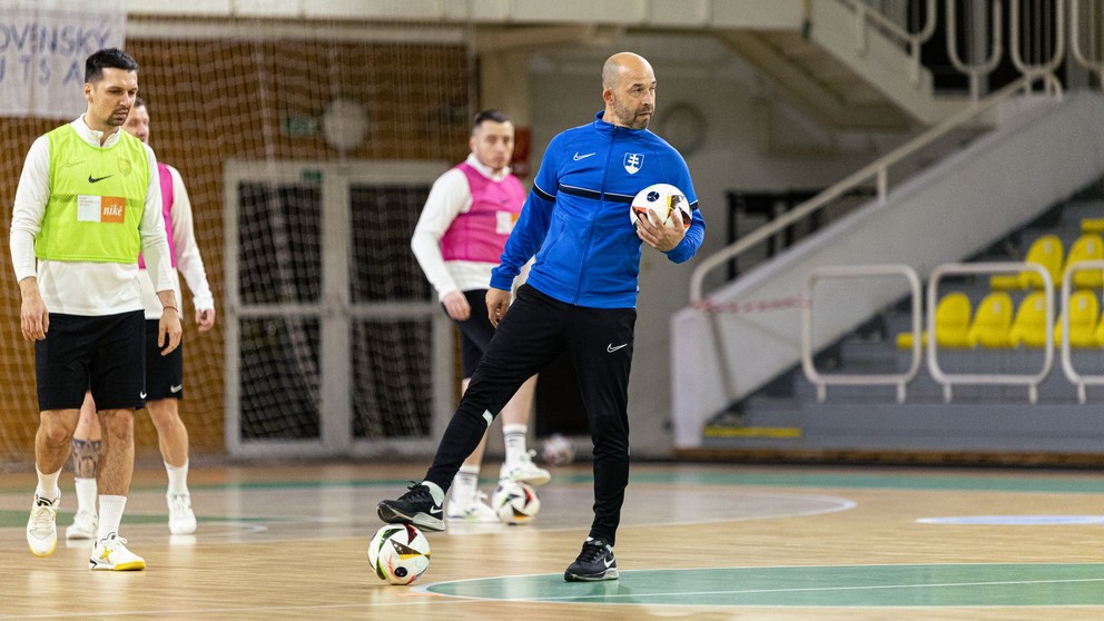 Tréner slovenskej futsalovej reprezentácie Marián Berky na tréningu počas zrazu pred kvalifikačným dvojzápasom s Tureckom (Levice, 5.3.2025).