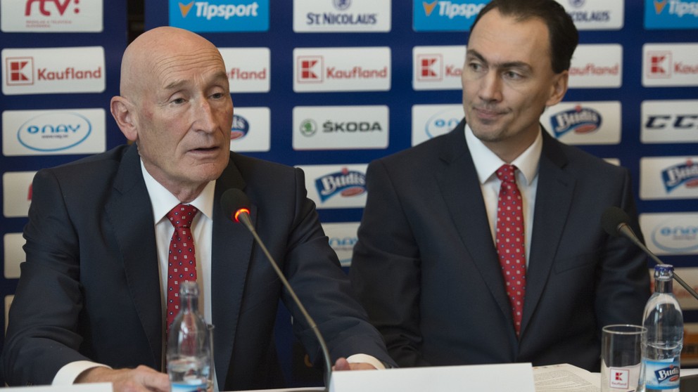 Tréner Craig Ramsay a vpravo generálny manažér slovenskej hokejovej reprezentácie Miroslav Šatan.