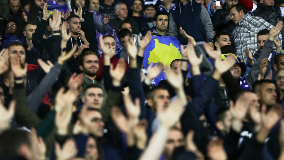 Fanúšikovia Kosova počas zápasu s Chorvátskom.