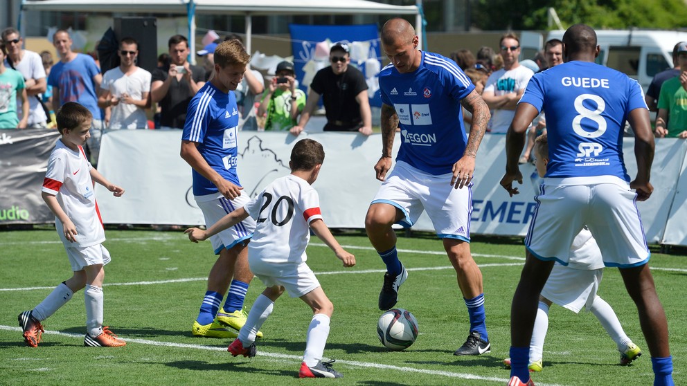 Minulý rok si futbaloví reprezentanti v projekte Hviezdy deťom zahrali proti deťom AS Trenčín.