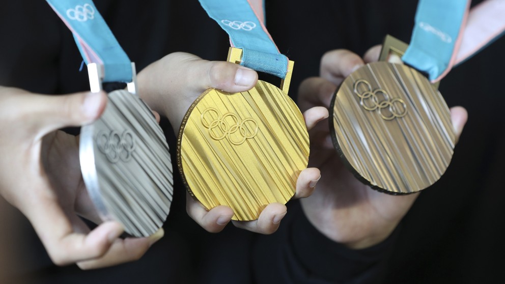 V Pjongčangu rozdajú sady medailí v 102 súťažiach, ktoré ponúkne dokopy pätnásť športov, patriacich do programu zimnej olympiády 2018.