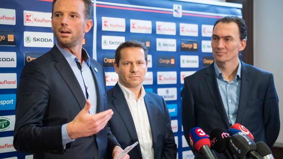 Šéf domácej súťaže Richard Lintner (vľavo), prezident SZĽH Martin Kohút (uprostred) a generálny manažér reprezentácie Miroslav Šatan.