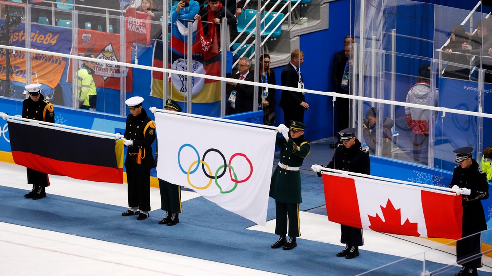 Olympijská vlajka, ktorá symbolizovala ruské víťazstvo na hokejovom turnaji. Rusi totiž majú zákaz používania národných symbolov.