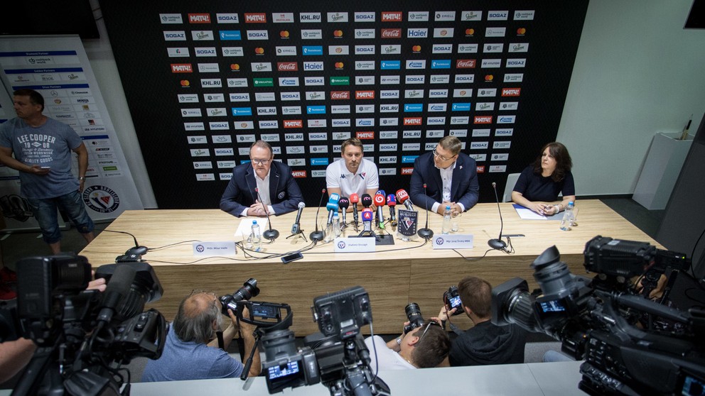 HC Slovan Bratislava na tlačovej konferencii predstavil nového trénera aj prvé posily.