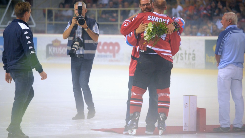 Bývalý slovenský reprezentant v hokeji Michal Handzuš (vľavo) a Tomáš Surový z HC ‘05 iClinic Banská Bystrica počas rozlúčky s profesionálnou kariérou.