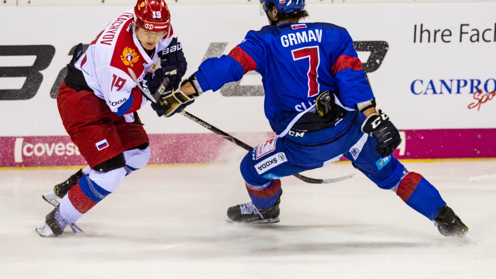 Na snímke vľavo Vladimir Tkačov (Rusko) a vpravo Mário Grman (Slovensko) v zápase hokejového turnaja o Nemecký pohár Slovensko - Rusko.
