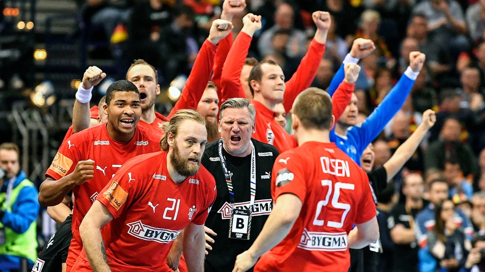 Reprezentanti Dánska oslavujú postup do finále majstrovstiev sveta v hádzanej v nemeckom Hamburgu 25. januára 2019.