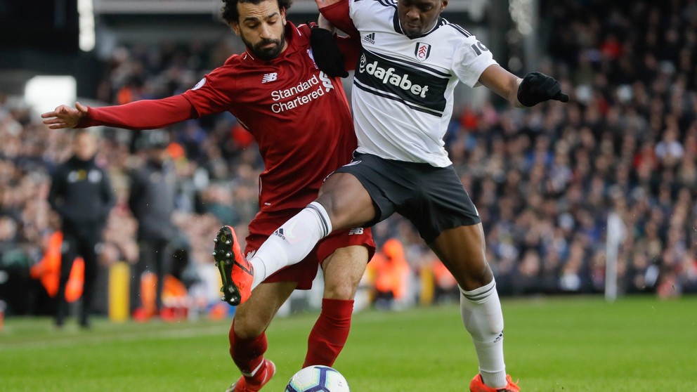 Mohamed Salah (vľavo) v súboji s Neeskensom Kebanom.