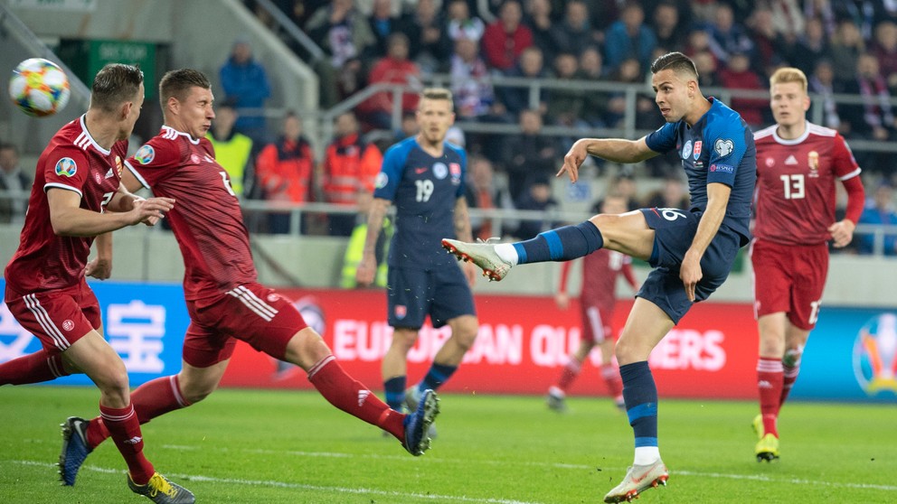 Dávid Hancko strieľa na bránu v zápase Slovensko - Maďarsko v kvalifikácii na ME vo futbale 2020.