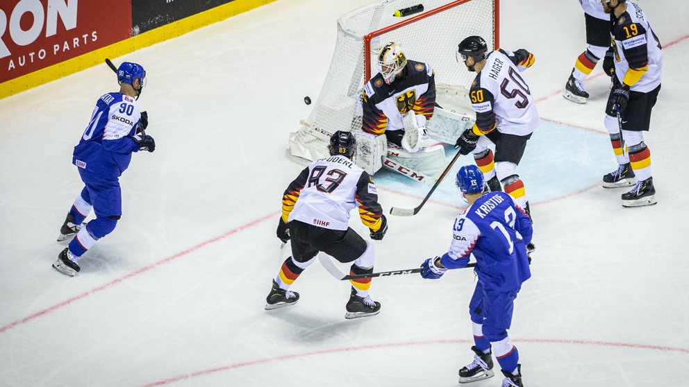 Slovenskí hokejisti v útoku počas zápasu Nemecko - Slovensko na MS v hokeji 2019.