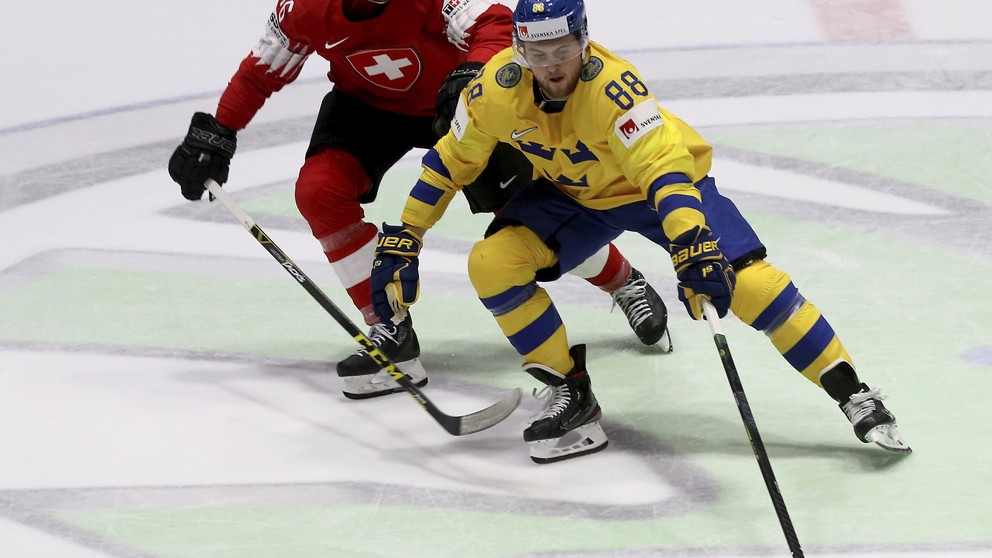 William Nylander (vpravo) v zápase Švédsko - Švajčiarsko na MS v hokeji 2019.
