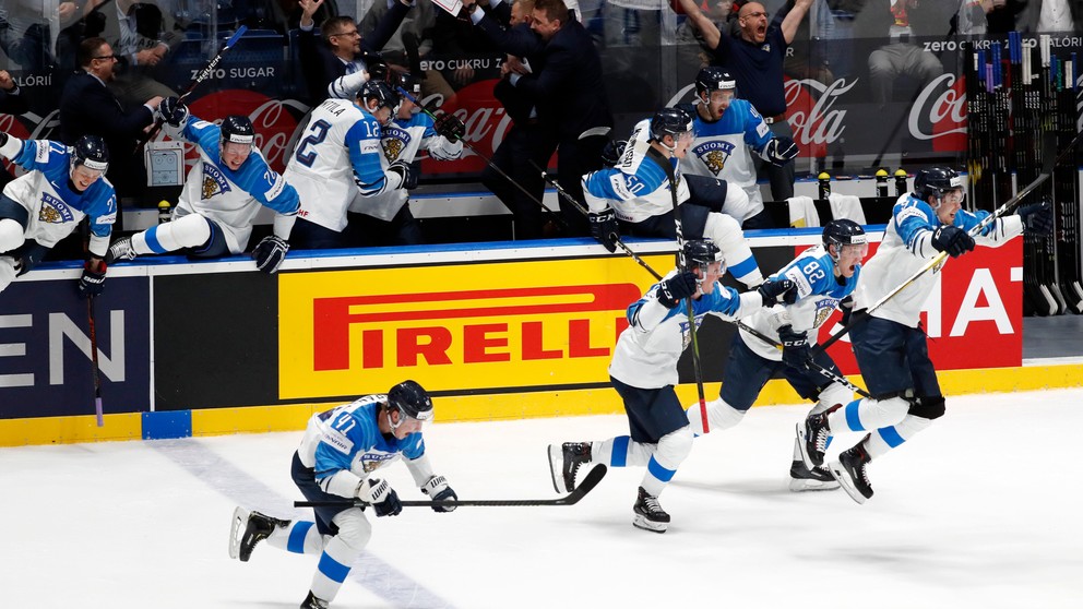 Radosť Fínov po víťazstve v semifinále nad Ruskom na MS v hokeji 2019.