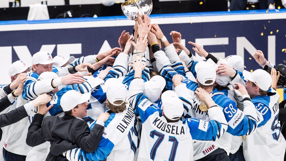 Hokejisti Fínska oslavujú majstrovský titul po víťazstve nad Kanadou na MS v hokeji 2019.