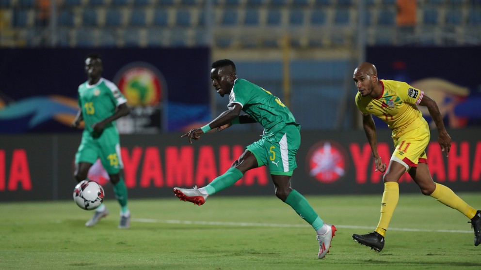 Senegalský futbalista Gana Gueye strieľa gól vo štvrťfinále Afrického pohára národov 2019 proti Beninu.