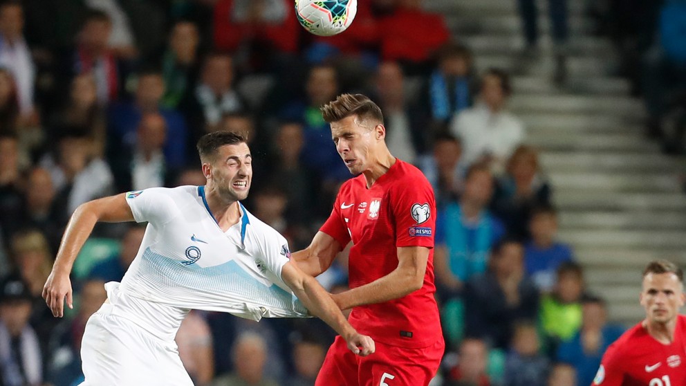 Andraž Šporar (vľavo) v zápase Slovinsko - Poľsko.