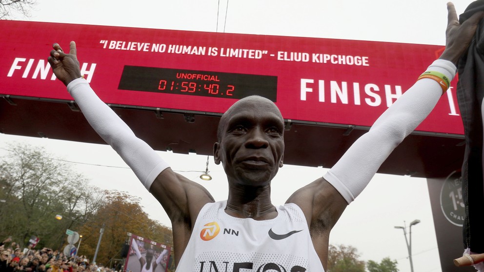 Keňan Eliud Kipchoge zabehol ako prvý človek v dejinách maratón pod dve hodiny.