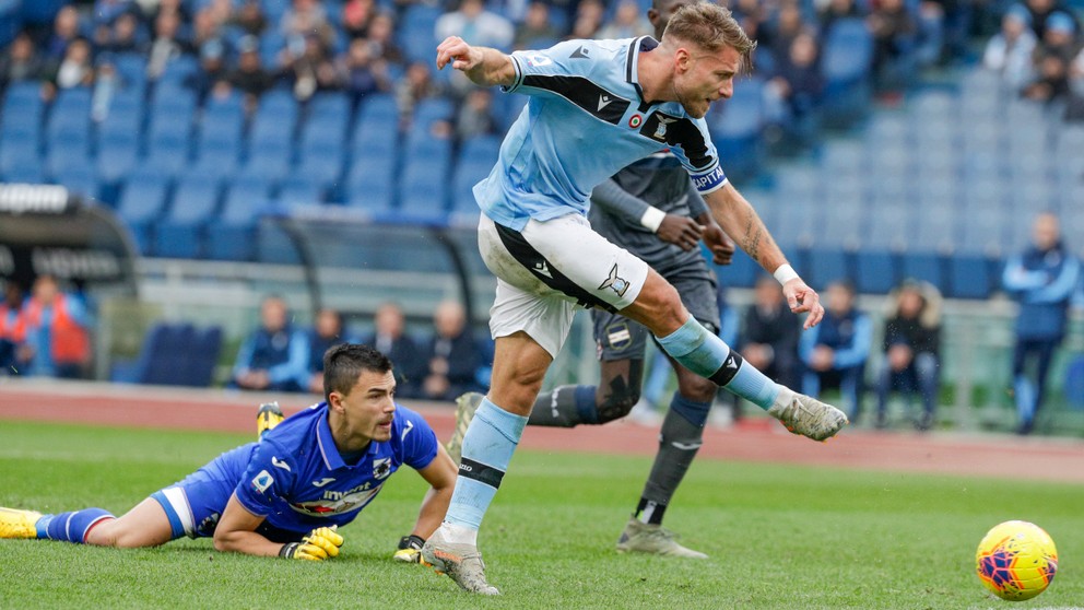 Ciro Immobile strieľa svoj tretí gól do siete Sampdorie Janov.