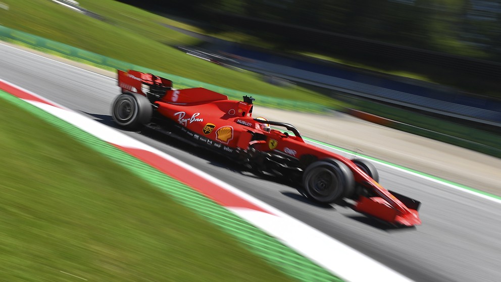 Jazdec tímu Ferrari Sebastian Vettel.