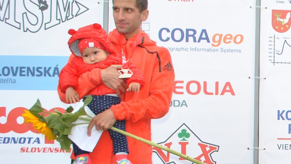 Tibor Sahajda s dcérkou na vyhodnotení Malého štrbského maratónu.