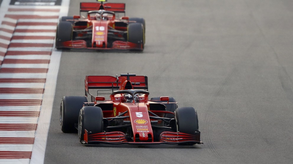 Pretekári Ferrari Charles Leclerc a Sebastian Vettel (dole).