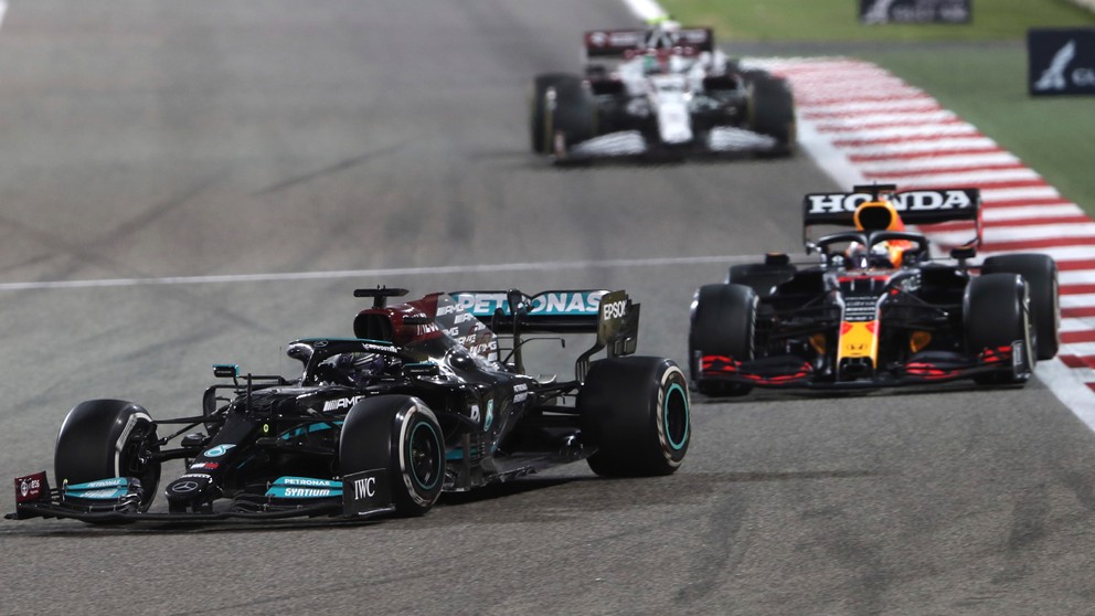 Lewis Hamilton tesne pred Maxom Verstappenom počas Veľkej ceny Bahrajnu.