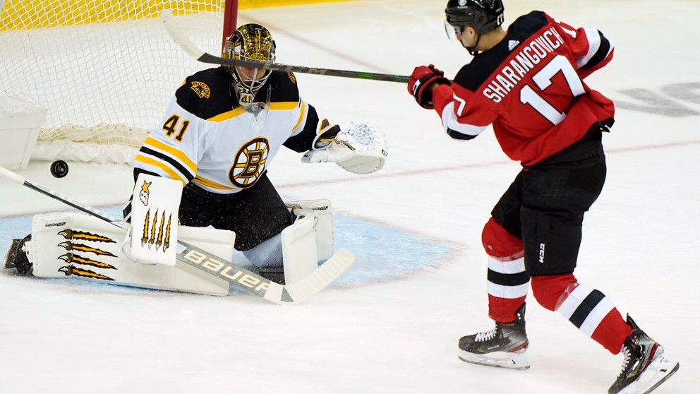 Jaroslav Halák v zápase NHL Boston Bruins - New Jersey Devils.