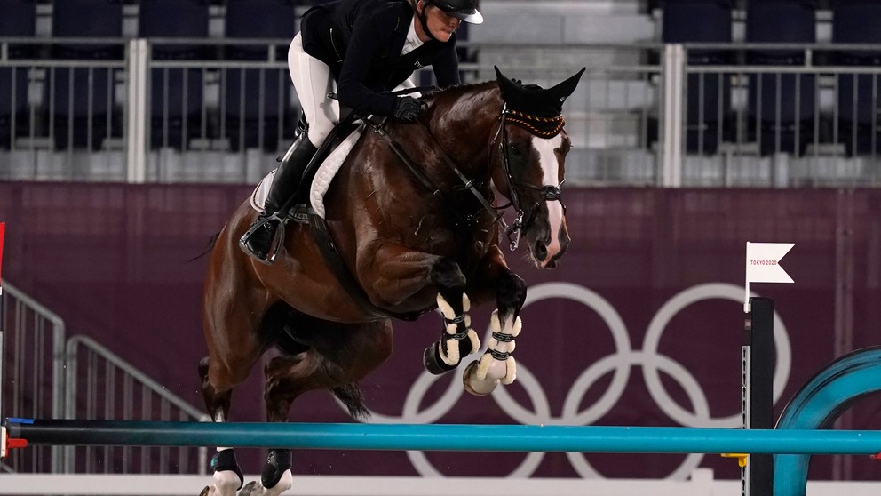 Nemka Julia Krajewská získala ako prvá žena v histórii titul olympijskej šampiónky v jazdeckej všestrannosti. 