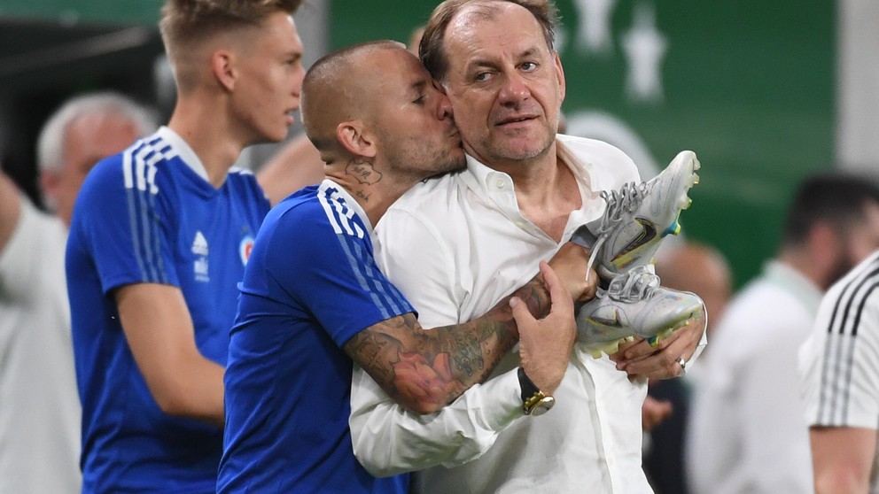 Vladimír Weiss ml. objíma a bozkáva na líce svojho otca a trénera.