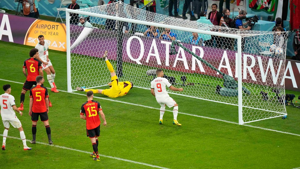 Abdelhamid Sabiri strieľa gól v zápase Belgicko - Maroko na MS vo futbale 2022.