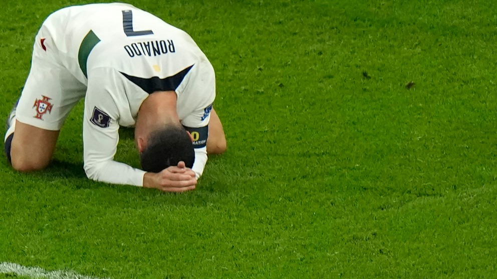 Ronaldo na kolenách, plakal. Boli to zrejme jeho posledné majstrovstvá sveta. 