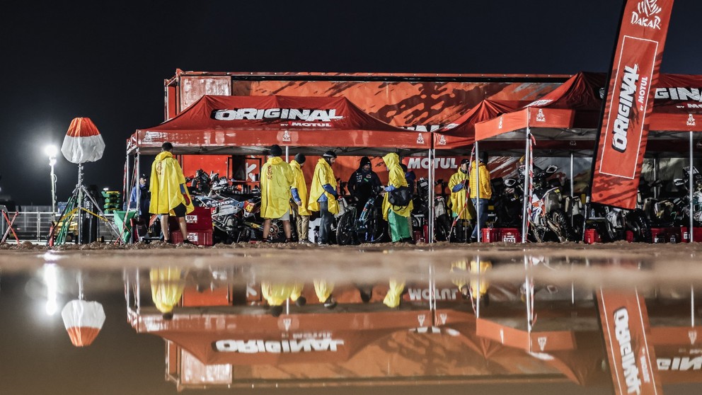 Rely Dakar poznačil intenzívny dážď.