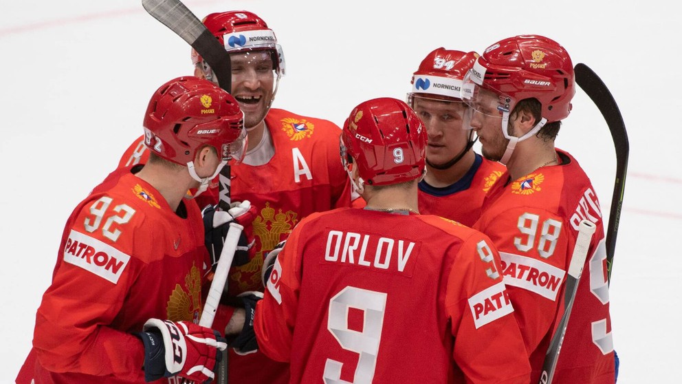 Ruskí hokejisti oslavujú gól na MS 2019 v Bratislave.