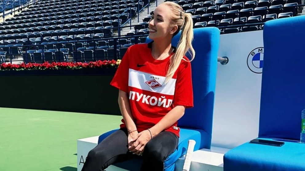 Ruská tenistka Anastasia Potapovová v drese Spartaka Moskva na tenisovom turnaji.